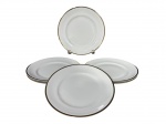 PORCELANA SCHMIDT, seis (6) pratos para sobremesa confeccionados em porcelana na tonalidade branca com borda filetada e ouro, medindo 19,5cm de diâmetro.