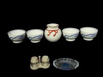 VARIG, lote com sete (7) peças da VARIG, sendo: A) NORITAKE, 4 pequenos recipientes confeccionados em porcelana com pintura de folhagens e filete na tonalidade azul, medindo 3x5,5cm, B) NORITAKE, 1 cremeira bojuda com pintura de laçarote na tonalidade vermelha, medindo 5x4x4cm, C) 1 galheta com 2 peças (saleiro e pimenteiro), acondicionado em suporte plástico, medindo 3,5x5,5cm e D) 1 cinzeiro individual confeccionado em vidro translucido, medindo 7x5cm.