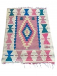 TAPETE, um (1) tapete Kilim, medindo 119x90cm.