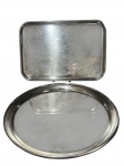 METAL INOX, lote com duas (2) grandes bandejas, sendo: A) 1 retangular da manufatura WOLFF, apresenta sinais de uso e mossa na borda, medindo 47,5x32,5cm e B) 1 redonda da manufatura ROYAL, apresenta sinais de uso, medindo 40cm.