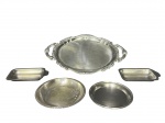 METAL PRATEADO INOX, lote com cinco (5) peças confeccionadas em inox/metal de modelos, tamanhos e decorações distintas, sendo: A) 1 bandeja oval, medindo 39,5x26cm, B) 2 petisqueiras da marca BAITHORY, medindo 16,5x9,5cm, C) 1 porta garrafas, medindo 15cm e D) 1 pequena travessa redonda com borda em gregas em metal espessurado a prata da MERIDIONAL, mossa na borda, medindo 17cm.