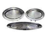 METAL INOX, lote com três (3) travessas confeccionadas em aço inox, sendo: A) 1 para peixes, medindo 60,5x24,5cm e B) 2 ovais, medindo 51x33cm e 40,5x28cm, todas com sinais de uso.