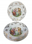 PORCELANA REAL, par (2) de pratos decorativos confeccionados em porcelana nacional na tonalidade branca, decorada por guirlanda floral e borboletas em vasta douração e centro decorado por cena ninfa em policromia, leves falhas na douração, medindo 24,5cm.