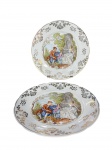 PORCELANA REAL, par (2) de pratos decorativos confeccionados em porcelana nacional na tonalidade branca, decorada por guirlanda floral em vasta douração e centro decorado por cena ninfa em policromia, 1 apresenta bicado na borda, medindo 24,5cm.