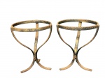 DIVERSOS, par (2) de bases para vasos de plantas confeccionadas em ferro fundido com sinais de oxidação, medindo 21x16cm.