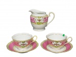 PORCELANA JAPONESA, três (3) peças, sendo: A) 1 leiteira, medindo 12x15x8cm e B) 2 xícaras para chá com seus respectivos pires, medindo 6,5x12,5x10cm bicado na borda, confeccionadas em porcelana na tonalidade branca, espessa faixa nas tonalidades rosa e amarela com decoração floral em policromia e geométrica em douração.