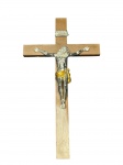 ARTE SACRA, um (1) crucifixo de parede confeccionado em resina na cor marrom com Cristo em material plástico na tonalidade cromada com realces dourados, medindo 44x25cm.
