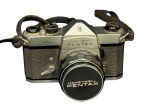 FOTOGRAFIA, uma (1) máquina fotográfica analógica reflex, marca Honeywell Pentax, modelo Spotmatic, de fabricação japonesa, com corpo metálico parcialmente revestido em material sintético preto, apresentando objetiva instalada e tampa frontal original da marca. Modelo clássico de grande relevância na história da fotografia, a linha Pentax Spotmatic destacou-se internacionalmente pela qualidade construtiva e popularização das câmeras SLR de 35 mm, sinais de uso, não testada e sem garantia de funcionamento.