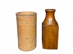 DIVERSOS, lote com dois (2) vasos, sendo; A) 1 cilíndrico confeccionado em cerâmica com entalhes abstratos em baixo relevo, borda em ondulações, medindo 24x12,5cm e B) 1 confeccionado em madeira com corpo quadrangular, medindo 26cm de altura.