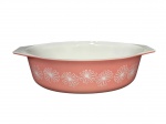 PYREX AMERICANO (é uma das marcas mais icônicas da indústria de utilidades domésticas dos EUA. Criado pela Corning Glass Works em 1915), um (1) pyrex oval e fundo confeccionado em vidro opalinado com pintura na tonalidade rosa com flores em monocromia na tonalidade branca, medindo 8,5x32x21,5cm.