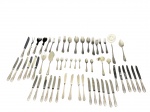 FAQUEIRO, faqueiro com cento e vinte e quatro (124) peças da manufatura WOLFF com cabo em recortes na borda, sendo; A) 12 facas para jantar, B) 11 garfos de jantar, C) 12  facas para sobremesa, D) 11 garfos para sobremesa, E) 12 facas para peixes, F) 12 garfos para peixes, G) 9 colheres de sopa, H) 12 colheres de sobremesa, I) 11 colheres para chá, J) 12 colheres para café, K) 10 peças para servir: 1 concha, 1 concha para molhos, 1 garfo e 1 colher para saladadas em chifre, 1 colher para arroz, 1 colher de açucar, 1 garfo e 1 espátula para peixe e 1 garfo e 1 faca trinchante.