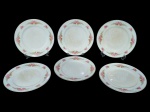 John Haddock & Sons (Staffordshire, Inglaterra, ativa c. 1870/1915), seis (6) pratos rasos confeccionados em faiança inglesa na tonalidade branca, decorada por guirlanda foral em policromia e borda filetada em ouro, apresentam marcas do tempo, medindo 23cm de diâmetro.