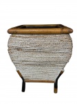 DIVERSOS, um (1) cachepot com estrutura confeccionada em bambu e revestimento em fios de palha torcida com patina na tonalidade branca, borda em fissuras, medindo 41,5x32x32cm.