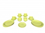 FAIANÇAS, lote com doze (12) peças confeccionadas em faiança com esmaltagem na tonalidade verde, sendo: A) 1 açucareiro, medindo 10,5x10,5cm, B) 1 leiteira, medindo 9x12x7cm, C) 4 xícaras para chá com seus respectivos pires, medindo 7x11x8,5cm e D) 6 pratos para sobremesa, medindo 19cm.