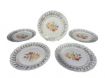 PORCELANA MAUÁ, cinco (5) pratos rasos confeccionados em porcelana nacional na tonalidade branca, decorado por flores e folhagens em policromia e guirlanda de palmas em vasta douração com elementos vegetalistas em relevo na pasta, possui falhas na douração, medindo 23,5cm de diâm.