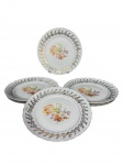 PORCELANA MAUÁ, seis (6) pratos rasos confeccionados em porcelana nacional na tonalidade branca, decorado por flores e folhagens em policromia e guirlanda de palmas em vasta douração com elementos vegetalistas em relevo na pasta, possui falhas na douração, medindo 23,5cm de diâm.