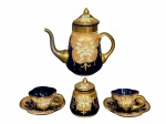 VIDRO VENEZIANO, parte de serviço para café com quatro (4) peças confeccionadas em vidro na tonalidade azul, decoração em vasta douração com elementos florais em policromia e relevo, sendo: A) 1 bule para café, apresenta falhas na douração, medindo 17x17x6,5cm, B) 1 açucareiro, medindo 8,5x4,5cm e C) 2 xícaras para café com seus respectivos pires, medindo 4x8x6cm. 1 com bicado na borda e falha de fabricação, pois a xícara fica bamba no pires.
