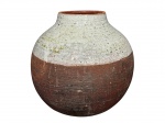 CERÂMICA, um (1) grande vaso bojudo confeccionado em cerâmica com parte superior vitrificada na tonalidade branca, medindo 28x13cm.