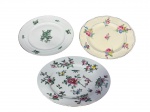 PORCELANA e FAIANÇA, lote com três (3) pratos decorativos de modelos, tamanhos e decorações distintas, sendo; 1 em porcelana ROSENTHAL, 1 em faiança GRINDLEY (bicado na borda) e 1 em porcelana oriental, medindo 17,5cm e 18cm.