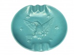 FAIANÇA, um (1) cinzeiro confeccionado em faiança esmaltada na tonalidade azul, decorado por águia americana ladeada por estrelas, medindo 20cm.