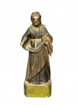 ARTE SACRA, um (1) imaginário confeccionado em madeira entalhada a mão representando São José com patina envelhecida, ausência das mãos e falhas na patina, medindo 28,5cm de altura.