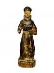 ARTE SACRA, um (1) imaginário confeccionado em madeira entalhada a mão representando Santo Antônio com patina envelhecida e realces em ouro, ausência da mão, falhas na patina e pequeno lascado na madeira, medindo 22cm de altura.