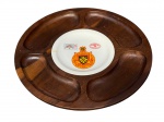TROPIC-ART, uma (1) petisqueira com 5 divisórias confeccionada em madeira com prato para queijos na parte central em porcelana branca com temática de queijo francês Roquefort, medindo 35cm.