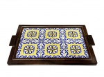 DIVERSOS, uma (1) bandeja retangular confeccionada em jacarandá com incrustação de azulejos com pinturas florais nas tonalidades azul e amarela, 1 rachado e outros com fios de cabelo, medindo 42x28cm.