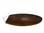 TROPICAL-ART, uma (1) bandeja oval para frios confeccionada em madeira escura e alça em alumínio, medindo 53x29cm.