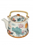 PORCELANA ORIENTAL, uma (1) chaleira confeccionada em porcelana oriental na tonalidade branca, ricamente decorada por peixes, flores e folhagens em policromia com realces na tonalidade marrom e alça em madeira com revestimento sintético, medindo 12x17,5x9cm sem a alça. Possui coador de chá em aço inox.