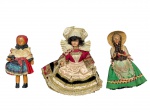 COLECIONISMO, três (3) bonecas de coleção confeccionada em material plástico com vestimentas folclóricas de diferentes regiões da Europa em tecido de modelos, tamanhos e decorações distintas, maior medindo 19cm e menor 14,5cm.