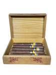 DIVERSOS, lote com cinco (5) charutos da marca COHIBA (começou com os charutos fumados por um guarda costas de Fidel Castro chamado Bienvenido "Chicho" Perez), edição limitada de 2004, acondicionada em caixa adaptada em madeira.