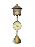 DIVERSOS, um (1) estação meteorológica de mesa vintage em latão, no feitio de poste de rua, que combina um termômetro e um barômetro, de origem alemã, apresentando sinais de oxidação, medindo 23cm de altura.