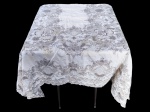 CAMA, MESA & BANHO, uma (1) toalha de mesa retangular da ILHA DA MADEIRA, confeccionada em linho na tonalidade branca com bordado Richelieu floral, em linha creme, em excelente estado de conservação, apresentando marcas de guardado, medindo 246x164cm.
