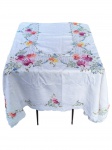 CAMA, MESA & BANHO, uma (1) toalha de mesa retangular da ILHA DA MADEIRA, confeccionada em linho na tonalidade branca com bordado Richelieu floral em policromia, em excelente estado de conservação, apresentando marcas de guardado e pequenos furos, medindo 166x128cm.