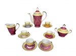 PORCELANA STEATITA, serviço para café com nove (9) peças confeccionadas em porcelana nacional na tonalidade branca com esmaltagem de tonalidades distintas em furtacor, espessa faixa amarela com guirlanda floral e filetes em vasta douração, acondicionadas em estojo original, sem uso, sendo: A) 1 bule para café, medindo 21x19x8cm, B) 1 açucareiro, medindo 12,5x14,5x8cm, C) 1 leiteira, medindo 12x12x6cm e D) 6 xícaras para café com seus respectivos pires, medindo 5x7x5,5cm.