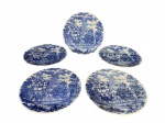 FAIANÇA OXFORD VITRAMIK, cinco (5) pratos de sobremesa confeccionados em faiança nacional na tonalidade branca com pintura de carruagem inglesa na tonalidade azul, medindo 18,5cm.