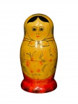 BRINQUEDO RUSSO, Matrioshka (boneca russa é um brinquedo tradicional constituída por uma série de bonecas, que são colocadas umas dentro das outras, da maior (exterior) até a menor (a única que não é oca). A palavra provém do diminutivo do nome próprio Matryona; as diversas peças são as figuras que encarnam: desde figuras femininas vestidas com trajes tradicionais campesinos, a personagens de contos de fadas, até aos antigos líderes da União Soviética; na Sérvia a versão feminina é designada (babuchka), que significa "avozinha", enquanto a versão masculina é designada (dyeduchka), "avozinho", geralmente são confeccionadas em madeira de tília, sua origem se deu no final do século XIX, o primeiro exemplar se encontra atualmente no Museu do Brinquedo na Cidade de Sergiev Posad a menos de 100km de Moscou, considerado um dos maiores símbolos da Rússia), representando boneca com seis de tamanhos variados, maior medindo 16,5cm de altura e menor 4cm.