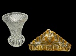 CRISTAL e VIDRO, lote com duas (2) peças, sendo: A) 1 vaso confeccionado em cristal translucido com lapidação em bico de jaca e elementos geométricos em baixo relevo, medindo 11x8,5cm e B) 1 cinzeiro retangular confeccionado em vidro translucido com moldagem de caneluras em baixo relevo pintado na tonalidade amarela, bicado na borda, medindo 12,5x14cm.