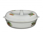 PORCELANA REAL, uma (1) sopeira confeccionada em porcelana refratária na tonalidade branca com pintura de frutos, legumes e verduras em policromia, tampa apresenta bicado na borda e ínfimos na borda, medindo 14x33x21cm.