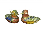 CLOISONNÉ, duas (2) caixinhas no feitio de pato confeccionadas em metal dourado com rica esmaltagem em cloisonné em policromia, 1 deles possui ausência de uma asa e mossa na borda, medindo 5x7x4cm.