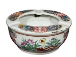 PORCELANA ORIENTAL, um (1) cinzeiro confeccionado em porcelana na tonalidade branca com rica decoração floral em rica policromia com vestígios de filete dourado, medindo 5x11cm.