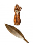 DIVERSOS, lote com duas (2) peças confeccionadas em madeira entalhada a mão, sendo: A) 1 folha decorativa, medindo 18,5cm e B) 1 figa tradicional com unhas em alumínio, medindo 12,5cm.
