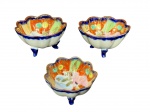 PORCELANA ORIENTAL, três (3) bowls confeccionados em fina porcelana oriental com pintura de figuras e elementos florais em policromia com realces em ouro e na tonalidade azul, apoiada sobre 3 pés curvos, assinado no fundo, medindo 4,5x7,5cm.