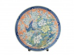 PORCELANA, um (1) prato decorativo confeccionado em porcelana branca com decoração de flores, folhagens e faisões em policromia ao gosto Oriental, medindo 26cm de diâmetro.