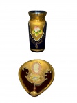 VIDRO VENEZIANO, lote com duas (2) peças venezianas, sendo: A) 1 pequeno vaso confeccionado em vidro na tonalidade azul, decorado em vasta douração com elementos florais em relevo e policromia, medindo 9x4cm e B) 1 porta alianças confeccionado em vidro na tonalidade vermelha em vasta douração com pintura floral em policromia e relevo e encimado por camafeu, medindo 10x7,5cm.