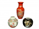 PORCELANA ORIENTAL, lote com três (3) peças confeccionadas em porcelana oriental, sendo: A) 1 vaso balaustre com esmaltagem na tonalidade vermelha, ricamente decorada por faisões e elementos florais em policromia com realces em ouro, medindo 21cm de altura, B) 1 potiche com rica decoração ao gosto Familia Rosa, com pintura de elementos florais, vegetalistas e figuras em policromia com realces em ouro, medindo 12cm de altura e C) 1 potiche sem tampa com esmaltagem na tonalidade preta, decorado por faisões e elementos florais em policromia com realces em ouro, medindo 10cm de altura, com leves falhas na esmaltagem.