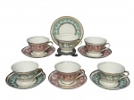 PORCELANA MAUÁ, seis (6) xicaras para chá com seus respectivos pires confeccionados em porcelana nacional na tonalidade branca, 3 decorados por espessa faixa na tonalidade azul e 3 na tonalidade rosa com guirlanda floral e vegetalista em vasta douração decorado por filetes internos, apresentando falhas na douração, medindo 6x10,5x9cm.