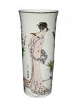 PORCELANA VITORINO, um (1) vaso cilíndrico confeccionado em porcelana nacional na tonalidade branca com pintura de gueixas e elementos vegetalistas em policromia com realces em ouro, medindo 30x13,5cm.