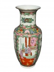 PORCELANA ORIENTAL, um (1) vaso balaustre confeccionado em porcelana oriental na tonalidade branca com pintura de elementos florais, vegetalistas, pássaros e figuras em policromia ao gosto Familia Rosa com realces em ouro, medindo 26x9,5cm.